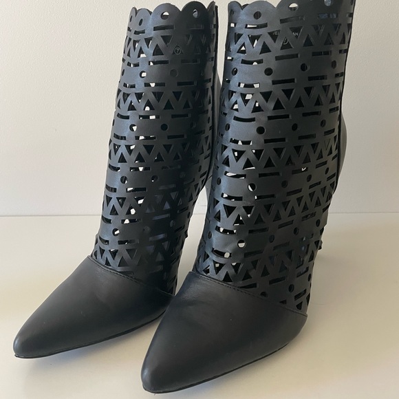 Novo stiletto booties with laser cut detail. Size 7 - Picture 2 of 8